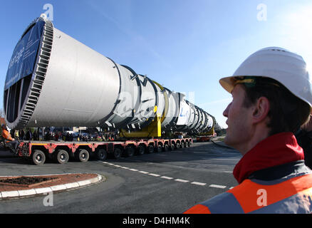 Ein Schwertransport Fahrzeug (88 Meter lang und 413 Tonnen schwere) auf einer Straße in Laehden, Deutschland, 25. Januar 2009 aufgenommen. Die Fahrzeuge mussten wegen eines technischen Defekts nach nur drei Kilometer zu stoppen. Nach Polizei Angaben, eine gebogene Deichsel der schwerste aller zusammen drei Fahrzeuge, die im Konvoi fuhren, musste ersetzt werden. Die Lastkraftwagen vermitteln Teile für Stockfoto