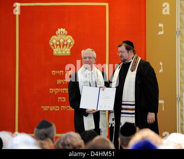 Rabbi Walter Homolka (R), Rektor des Abraham Geiger Kollegs, Gabor Lengyel präsentiert mit seinem Zertifikat während Lengyel? s Einweihung als Rabbiner in der? Etz Chaim? Synagoge in Hannover, 25. Januar 2009. Deutschland? s größte liberale jüdische Gemeinde eröffnet die neue Synagoge in einem ehemaligen Gemeindezentrum der evangelischen Kirche mit einem Festakt in Hannover. Eine jüdische Waage Stockfoto