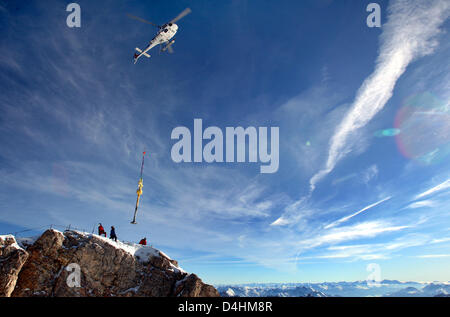 Ein Hubschrauber entfernt die? Zugspitze? (2962m) Gipfelkreuz in der Nähe von Grainau, Deutschland, 26. Januar 2009. Die fast 5m hoch und 300kg schwere Eiserne Kreuz wird renoviert und soll bis auf die Gipfel rund um Ostern 2009 neu installiert werden. Foto: Karl-Josef Hildenbrand Stockfoto