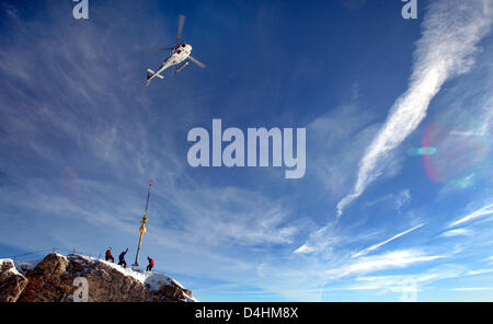 Ein Hubschrauber entfernt die? Zugspitze? (2962m) Gipfelkreuz in der Nähe von Grainau, Deutschland, 26. Januar 2009. Die fast 5m hoch und 300kg schwere Eiserne Kreuz wird renoviert und soll bis auf die Gipfel rund um Ostern 2009 neu installiert werden. Foto: Karl-Josef Hildenbrand Stockfoto