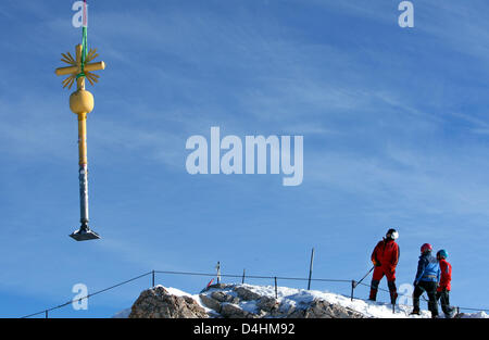 Ein Hubschrauber entfernt die? Zugspitze? (2962m) Gipfelkreuz in der Nähe von Grainau, Deutschland, 26. Januar 2009. Die fast 5m hoch und 300kg schwere Eiserne Kreuz wird renoviert und soll bis auf die Gipfel rund um Ostern 2009 neu installiert werden. Foto: Karl-Josef Hildenbrand Stockfoto