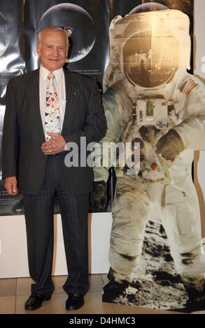 Ehemalige US-Astronaut Buzz Aldrin, zweiter Mann auf dem Mond, Posen mit einer Anzeige bei der Deutschland-Premiere des Films? Im Schatten des Mondes? in München, 26. Januar 2009. Der Dokumentarfilm lässt die überlebenden Mitglieder der Apollo 11-Mission ihre Geschichte in eigenen Worten zu erzählen. Foto: Lukas Barth Stockfoto