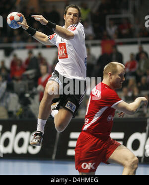 Deutsch Torsten Jansen (L) und Danish Klavs Jorgensen Bruun (R) in Aktion während der Handball-WM, Hauptrunde, Gruppe II Spiel Deutschland Vs Dänemark in Zadar, Kroatien, gesehen 27. Januar 2009. Foto: JENS WOLD Stockfoto