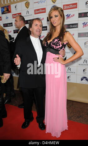 Irisch-britischer Musiker Chris de Burgh (L) und seine Tochter Rosanna Davison (R) kommen für die deutschen Entertainment Preis DIVA in München, Deutschland, 27. Januar 2009. Die DIVA 2009 wird zum 19. Mal verliehen. Foto: Felix Hoerhager Stockfoto