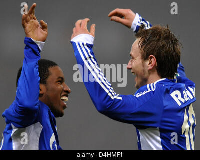 Schalke? s Jefferson Farfan (L) und Ivan Rakitic (R) jubeln gewann den DFB-Pokal Runde 16 Spiel Carl Zeiss Jena V FC Schalke 04 im Ernst Abbe Stadion Jena, Deutschland, 27. Januar 2009. Schalke besiegt Jena 4: 1. Foto: Hendrik Schmidt Stockfoto