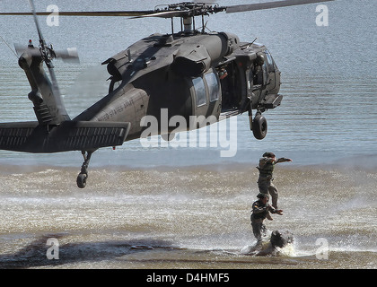 US Army Rangers Sprung ins Wasser von einem Black Hawk Hubschrauber während des Trainings 16. April 2011 in Fort Benning, Georgia. Stockfoto