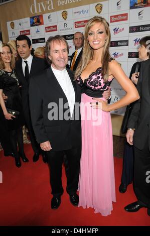 Irisch-britischer Musiker Chris de Burgh (L) und seine Tochter Rosanna Davison (R) kommen für die deutschen Entertainment Preis DIVA in München, Deutschland, 27. Januar 2009. Die DIVA 2009 wird zum 19. Mal verliehen. Foto: Felix Hoerhager Stockfoto