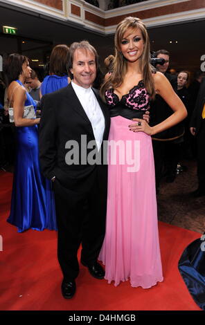 Irisch-britischer Musiker Chris de Burgh (L) und seine Tochter Rosanna Davison (R) kommen für die deutschen Entertainment Preis DIVA in München, Deutschland, 27. Januar 2009. Die DIVA 2009 wird zum 19. Mal verliehen. Foto: Felix Hoerhager Stockfoto