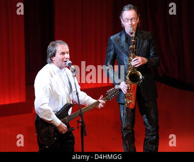 Irisch-britischer Musiker Chris de Burgh (L) und seine Saxophonist JOhn Helliwell (R) treten bei der deutschen Entertainment Preis DIVA in München, Deutschland, 27. Januar 2009. Die DIVA 2009 wird zum 19. Mal verliehen. Foto: Tobias Hase Stockfoto