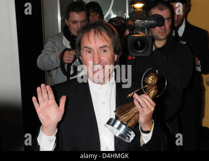 Irisch-britischer Musiker Chris de Burgh stellt mit seiner Auszeichnung bei der deutsche Entertainment Preis DIVA in München, Deutschland, 27. Januar 2009. Die DIVA 2009 wird zum 19. Mal verliehen. Foto: Felix Hoerhager Stockfoto