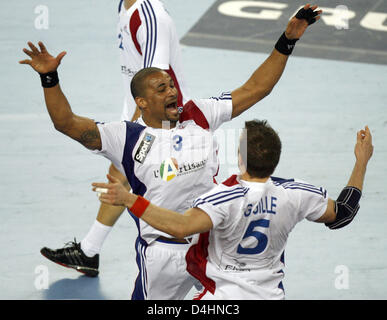 Frankreich? s Didier Dinart (L) und Guillaume Gille feiern ihre Mannschaft? s-Sieg in der Handball-WM-Finale match Frankreich Vs Kroatien in Zagreb, Kroatien, 1. Februar 2009. Frankreich besiegte Kroatien 24-19 und ist der neue Handball-Weltmeister. Foto: JENS WOLF Stockfoto