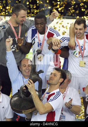 Frankreich? s Spieler Jerome Fernandez (Nr. 2), Thierry Omeyer (L-R, No16), Luc Abalo (No19) und Michael Guigou (No21) halten die Trophäe in ihrem Team? s Siegesfeier nach der Handball-WM-Finale match Frankreich Vs Kroatien in Zagreb, Kroatien, 1. Februar 2009. Frankreich ist Handball-Weltmeister 2009 besiegte Kroatien 24-19 Foto: Jens Wolf Stockfoto