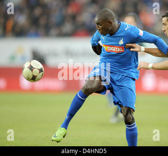 Hoffenheim? s Demba Ba führt den Ball beim Bundesligaspiel TSG 1899 Hoffenheim Vs FC Energie Cottbus im Rhein-Neckar-Arena in Sinsheim, Deutschland, 31. Januar 2009. Hoffenheim gewann 2: 0. Foto: Uli Deck Stockfoto