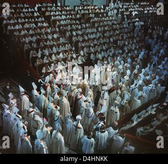 (Dpa-Datei) Ein Datei-Bild vom 11. Oktober 1962 zeigt der Eintrag der Bischöfe, das Zweite Vatikanische Konzil (Vaticanum) am St. Peters Dom im Vatikan, Vatikanstadt. Der Vatikan II hat Kirchengeschichte mit einer Reihe von Reformen in mehreren Sitzgelegenheiten von Oktober 1962 bis Dezember 1965 insgesamt 2.498 Kardinäle, Bischöfe, und andere katholische Würdenträger teilgenommen Stockfoto