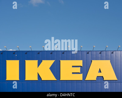 IKEA Schild an einem Ikea Einrichtungshaus in Schweden. FÜR DEN REDAKTIONELLEN GEBRAUCH BESTIMMT. Stockfoto