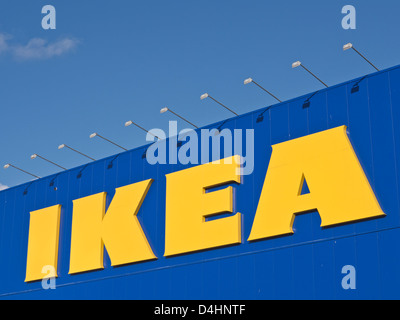 IKEA Schild an einem Ikea Einrichtungshaus in Schweden. FÜR DEN REDAKTIONELLEN GEBRAUCH BESTIMMT. Stockfoto