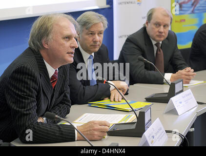 Geschäftsführer der WM? Organisation von Ausschuss, Clemens Prokop (L-R), Bürgermeister von Berlin Klaus Wowereit und CEO der Vattenfall Europe AG, finnische Tuomo Hatakka, besuchen Sie eine Pressekonferenz für den 2009 World Championships in Athletics in Berlin, Deutschland, 5. Februar 2009. Hatakka vertreten Vattenfall als die Meisterschaft? s zweite Hauptsponsor. Einige 200.000 tickets Stockfoto