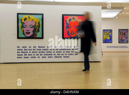 Ein Besucher geht es vorbei an Porträts von US-Schauspielerin Marilyn Monroe von Andy Warhol im Rahmen der Ausstellung gemacht? Andy Warhol - von Marilyn zu Mao? in Oldenburg, Deutschland, 5. Februar 2009. Horst-Janssen-Museum zeigt die Ausstellung mit fünf und vierzig Serigraphien von legendären uns Pop-Art-Künstler Warhol von 07 Februar bis 3. Mai 2009. Foto: INGO WAGNER Stockfoto