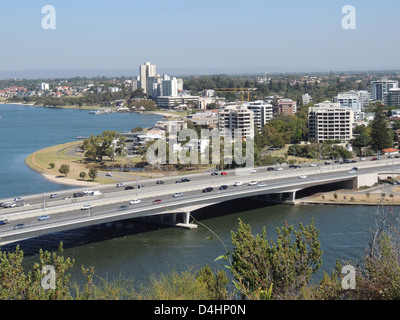 PERTH, Australien. Die Narrows Brücke nach South Perth gesehen von den Kings Park Ridge. Foto Tony Gale Stockfoto