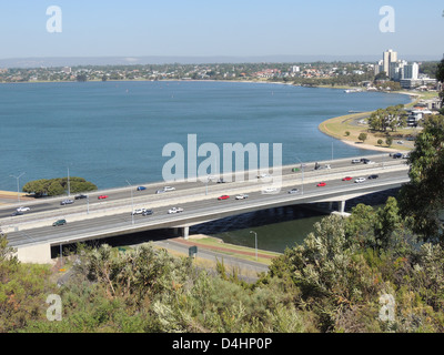 PERTH, Australien. Die Narrows Brücke nach South Perth gesehen von den Kings Park Ridge. Foto Tony Gale Stockfoto