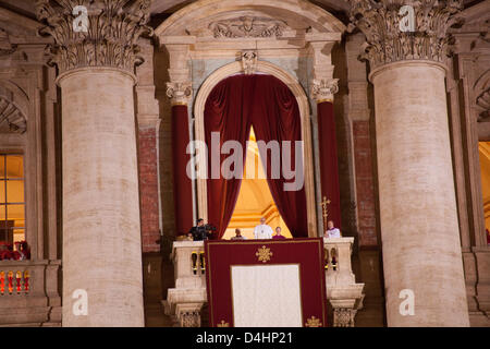 Vatikanstadt, Rom, Italien, 13. März 2013. Kardinal Bergoglio ist der neue Papst Francis. Weißer Rauch aus dem Schornstein oberhalb der Sixtinischen Kapelle in Rom. Der 115 Kardinäle Wähler haben der neue Papst, Nachfolger von Papst Benedikt, zurückgetretenen letzten Monat ausgewählt. Stockfoto