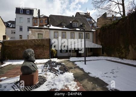 Die Büste von Karl Marx steht im neu gestalteten Garten des Karl-Marx-Haus in Trier, Deutschland, 14. März 2013. Karl Marx starb vor 130 Jahren. Foto: THOMAS FREY Stockfoto