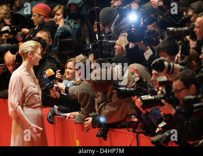 Schottische Schauspielerin und in diesem Jahr? s-Jurypräsidentin Tilda Swinton bei der Premiere des Films kommt? Die International? auf der 59. Internationalen Filmfestspiele Berlin genannt auch Berlinale in Berlin, Deutschland, 5. Februar 2009. Der Film beginnt die 59. Berlinale am Potsdamer Platz. Im Rahmen des offiziellen Wettbewerbs treten 18 Filme für die Golden und Silber Stockfoto