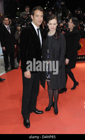 Britischer Schauspieler Clive Owen und seine Frau Sarah-Jane Fenton kommen bei der Premiere des Films? Die International? auf der 59. Internationalen Filmfestspiele Berlin genannt auch Berlinale in Berlin, Deutschland, 5. Februar 2009. Der Film beginnt die 59. Berlinale am Potsdamer Platz. Im Rahmen des offiziellen Wettbewerbs werden 18 Filme um die goldenen und silbernen Bären kämpfen. Stockfoto