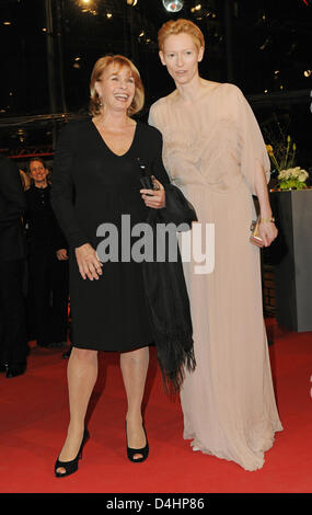 Schottische Schauspielerin und in diesem Jahr? s Jury-Präsident Tilda Swinton (R) und deutsche Schauspielerin Senta Berger kommen bei der Premiere des Films? Die International? auf der 59. Internationalen Filmfestspiele Berlin genannt auch Berlinale in Berlin, Deutschland, 5. Februar 2009. Der Film beginnt die 59. Berlinale am Potsdamer Platz. Im Rahmen des offiziellen Wettbewerbs werden 18 Filme Stockfoto