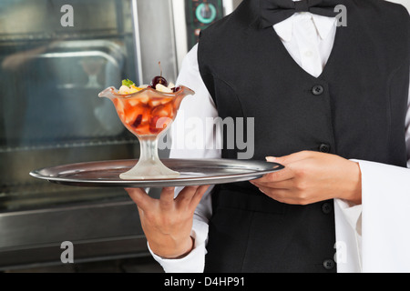 Kellnerin mit Dessert Tray Stockfoto