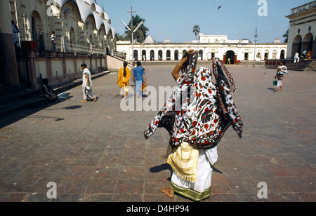 Kolkata Indien Dakshineshwar Kali Tempel Trägerin Sari Stockfoto