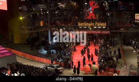 Die ersten Gäste kommen zur Premiere des Films? Die International? auf der 59. Internationalen Filmfestspiele Berlin genannt auch Berlinale in Berlin, Deutschland, 5. Februar 2009. Der Film beginnt die 59. Berlinale am Potsdamer Platz. Im Rahmen des offiziellen Wettbewerbs werden 18 Filme um die goldenen und silbernen Bären kämpfen. Der Gewinner wird auf 14 Phaebrua Stockfoto