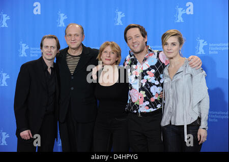 US-Schauspieler Steve Buscemi (L-R), deutscher Schauspieler Ulrich Tukur und Dagmar Manzel, deutsche Regisseur Florian Gallenberger und französische Schauspielerin Anne Consigny dar, bei dem Fototermin für ihren Film? John Rabe? auf der 59. Internationalen Filmfestspiele Berlin in Berlin, Deutschland, 6. Februar 2009. Der Film läuft in der Sektion Berlinale Special, insgesamt 18 Filme konkurrieren um das Silber und Golden Stockfoto