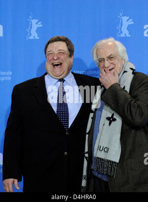 US-Schauspieler John Goodman (L) und französische Regisseur Bertrand Tavernier (R) im Bild während der Foto-Shooting auf ihren Film? Im elektrischen Nebel? auf der 59. Internationalen Filmfestspiele Berlin in Berlin, Deutschland, 7. Februar 2009. Der Film läuft im Wettbewerb, insgesamt 18 Filme konkurrieren für Silber und goldenen Bären der 59. Berlinale. Foto: Jörg CARSTENSEN Stockfoto