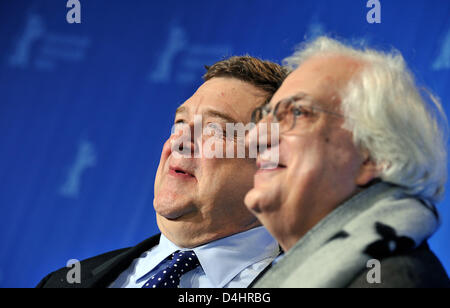 US-Schauspieler John Goodman (L) und französische Regisseur Bertrand Tavernier (R) im Bild während der Foto-Shooting auf ihren Film? Im elektrischen Nebel? auf der 59. Internationalen Filmfestspiele Berlin in Berlin, Deutschland, 7. Februar 2009. Der Film läuft im Wettbewerb, insgesamt 18 Filme konkurrieren für Silber und goldenen Bären der 59. Berlinale. Foto: Gero Breloer Stockfoto