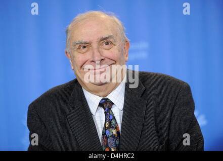 Französischer Filmemacher Claude Chabrol stellt während des Telefonats Foto an seinem Film? Bellamy? auf der 59. Internationalen Filmfestspiele Berlin in Berlin, Deutschland, 7. Februar 2009. Der Film läuft in der Sektion Berlinale Special, insgesamt 18 Filme konkurrieren für Silber und goldenen Bären der 59. Berlinale. Foto: Jörg CARSTENSEN Stockfoto