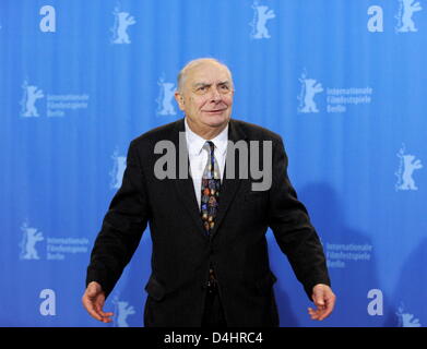 Französischer Filmemacher Claude Chabrol stellt während des Telefonats Foto an seinem Film? Bellamy? auf der 59. Internationalen Filmfestspiele Berlin in Berlin, Deutschland, 7. Februar 2009. Der Film läuft in der Sektion Berlinale Special, insgesamt 18 Filme konkurrieren für Silber und goldenen Bären der 59. Berlinale. Foto: Jörg CARSTENSEN Stockfoto