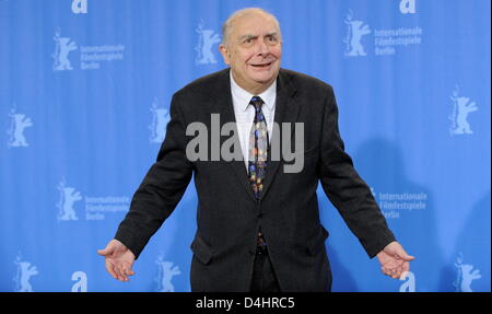 Französischer Filmemacher Claude Chabrol stellt während des Telefonats Foto an seinem Film? Bellamy? auf der 59. Internationalen Filmfestspiele Berlin in Berlin, Deutschland, 7. Februar 2009. Der Film läuft in der Sektion Berlinale Special, insgesamt 18 Filme konkurrieren für Silber und goldenen Bären der 59. Berlinale. Foto: Jörg CARSTENSEN Stockfoto