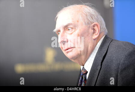 Französischer Filmemacher Claude Chabrol stellt während des Telefonats Foto an seinem Film? Bellamy? auf der 59. Internationalen Filmfestspiele Berlin in Berlin, Deutschland, 7. Februar 2009. Der Film läuft in der Sektion Berlinale Special, insgesamt 18 Filme konkurrieren für Silber und goldenen Bären der 59. Berlinale. Foto: RAINER JENSEN Stockfoto