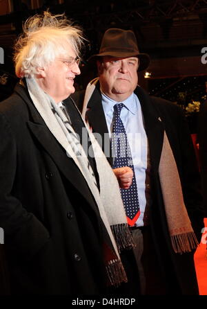 US-Schauspieler John Goodman (R) und französische Regisseur Bertrand Tavernier (L) kommen für die Premiere ihres Films? Im elektrischen Nebel? auf der 59. Internationalen Filmfestspiele Berlin in Berlin, Deutschland, 7. Februar 2009. Der Film läuft im Wettbewerb, insgesamt 18 Filme konkurrieren für Silber und goldenen Bären der 59. Berlinale. Foto: Jens Kalaene Stockfoto