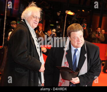 US-Schauspieler John Goodman (R) und französische Regisseur Bertrand Tavernier (L) kommen für die Premiere ihres Films? Im elektrischen Nebel? auf der 59. Internationalen Filmfestspiele Berlin in Berlin, Deutschland, 7. Februar 2009. Der Film läuft im Wettbewerb, insgesamt 18 Filme konkurrieren für Silber und goldenen Bären der 59. Berlinale. Foto: Jens Kalaene Stockfoto