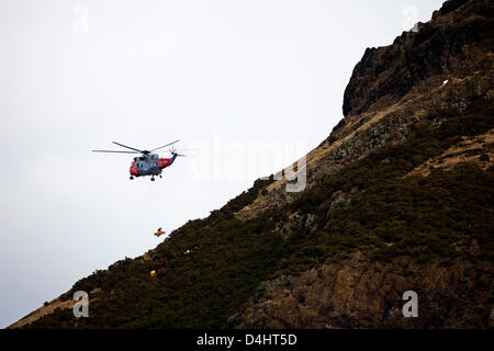 Edinburgh, Schottland. 14. März 2013.  Arthurs Seat Bergung durch die Royal Navy Hubschrauber, 14. März 2013, Feuerwehr und Polizei Notfall Rettungskräfte besucht die Szene, als ein junger Mann fiel. Stockfoto