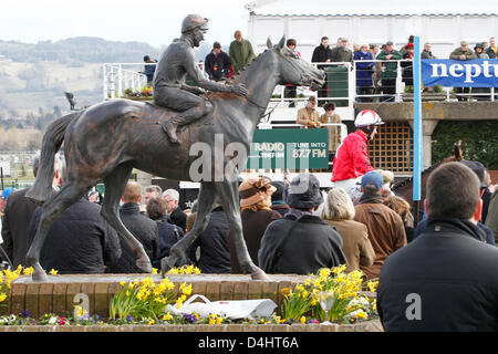 Cheltenham, Vereinigtes Königreich. 13. März 2013.  Gewinner-Präsentation mit The New One, geritten von Sam Twiston-Davies nach dem Gewinn der Neptune Investment Management Novizen Hürde (registriert als Baring Bingham Novizen Hürde) Klasse 1. Bildnachweis: Dpa Picture Alliance / Alamy Live News Stockfoto