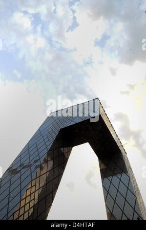 Datei - CCTV-Tower, eines der Gebäude des staatlichen chinesischen Fernsehens, 24. August 2008 in Peking, China, abgebildet. Ein großer Brand vernichtet Teile des neuen Hauptsitzes der CCTV am 9. Februar 2009. Das Gebäude befindet sich ca. 200m südlich der CCTV-Tower und war geplant, ein Luxushotel, ein kulturelles Zentrum und die Fernsehstudios enthalten. Foto: FREDRIK VON ERICHSEN Stockfoto