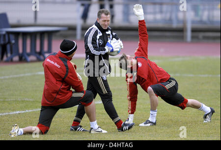 Deutsche nationale Torhüter Tim Wiese (L) und Rene Adler (R) im Bild mit Torwart-Trainer Andreas Köpke während einer Trainingseinheit in Düsseldorf, Deutschland, 9. Februar 2009. Die deutsche Nationalmannschaft bereitet für ein Freundschaftsspiel gegen Norwegen in der LTU-Arena in Düsseldorf am 11. Februar. Foto: Achim Scheidemann Stockfoto