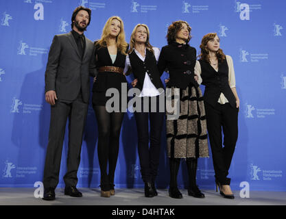 US-Schauspieler Keanu Reeves (R-L), Blake Lively, Robin Wright Penn, USA Direktor Rebecca Miller und US-Schauspielerin Zoe Kazan stellen bei dem Fototermin für ihren Film? Das private Leben der Pippa Lee? auf der 59. Internationalen Filmfestspiele Berlin in Berlin, Deutschland, 9. Februar 2009. Der Film läuft im Wettbewerb, insgesamt 18 Filme konkurrieren für Silber und goldenen Bären von der 59. Berlinal Stockfoto