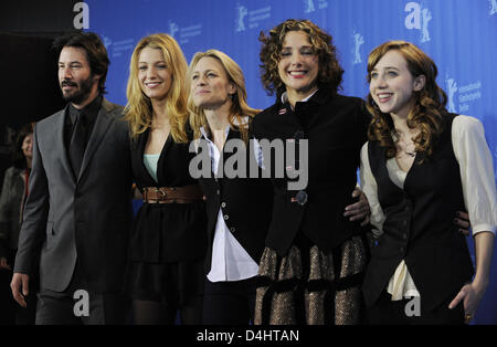 US-Schauspieler Keanu Reeves (R-L), Blake Lively, Robin Wright Penn, USA Direktor Rebecca Miller und US-Schauspielerin Zoe Kazan stellen bei dem Fototermin für ihren Film? Das private Leben der Pippa Lee? auf der 59. Internationalen Filmfestspiele Berlin in Berlin, Deutschland, 9. Februar 2009. Der Film läuft im Wettbewerb, insgesamt 18 Filme konkurrieren für Silber und goldenen Bären von der 59. Berlinal Stockfoto