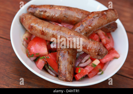 Char gegrillt Merguez Würstchen mit Salat Stockfoto