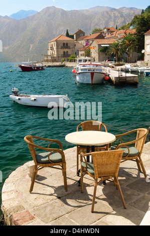 Restauranttische am Mittelmeer im Sommer Stockfoto