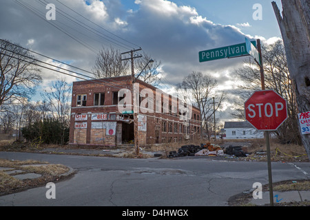 Detroit, Michigan - verlassenen Gebäuden und Baulücken charakterisieren Pennsylvania Avenue in Detroit East Side. Stockfoto